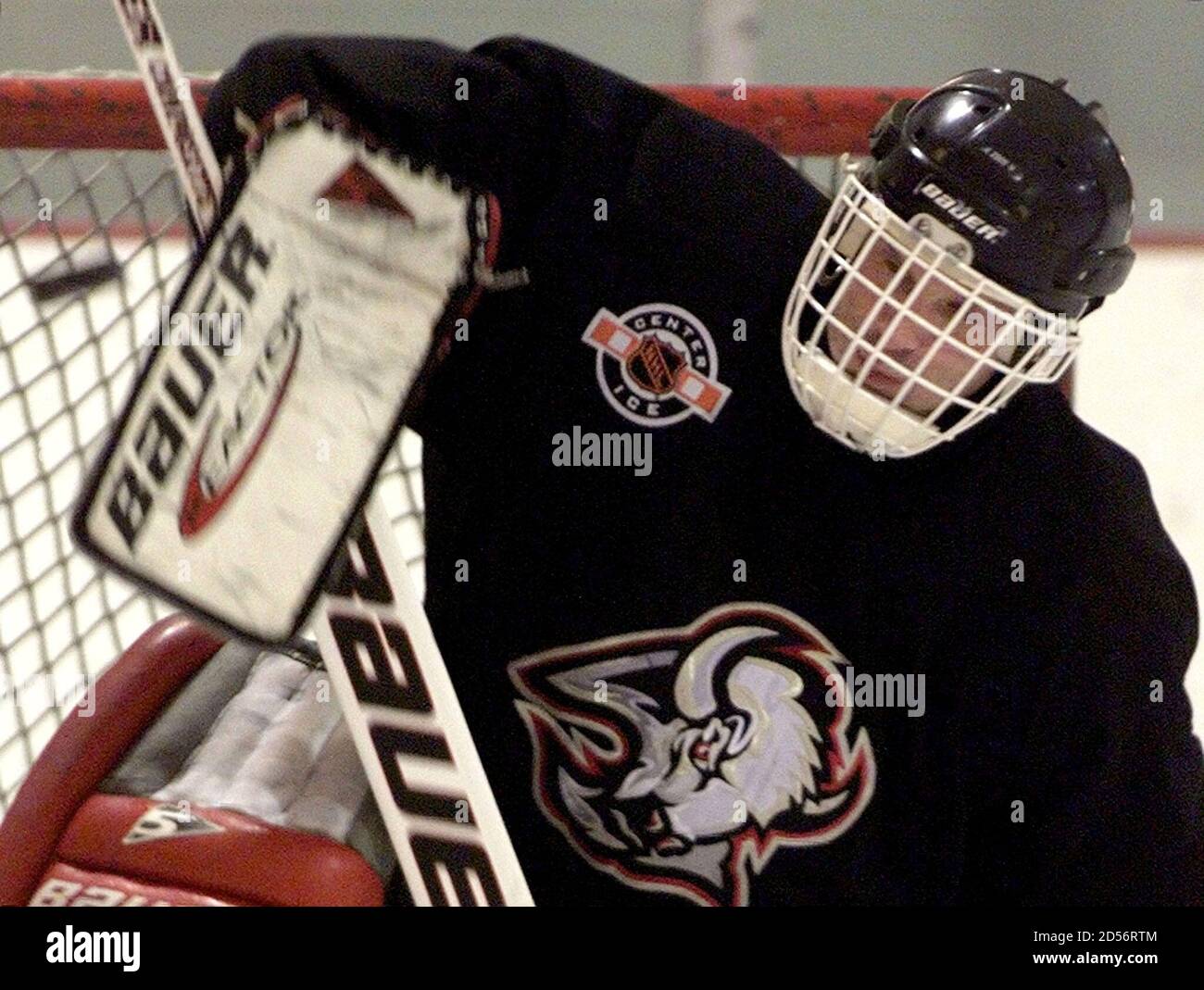 El portero de Buffalo Sabres Dominik Hasek desvía un puck durante un  entrenamiento de equipo en Buffalo Mayo 28. Los Sabers han tomado un  partido de dos a uno por encima de