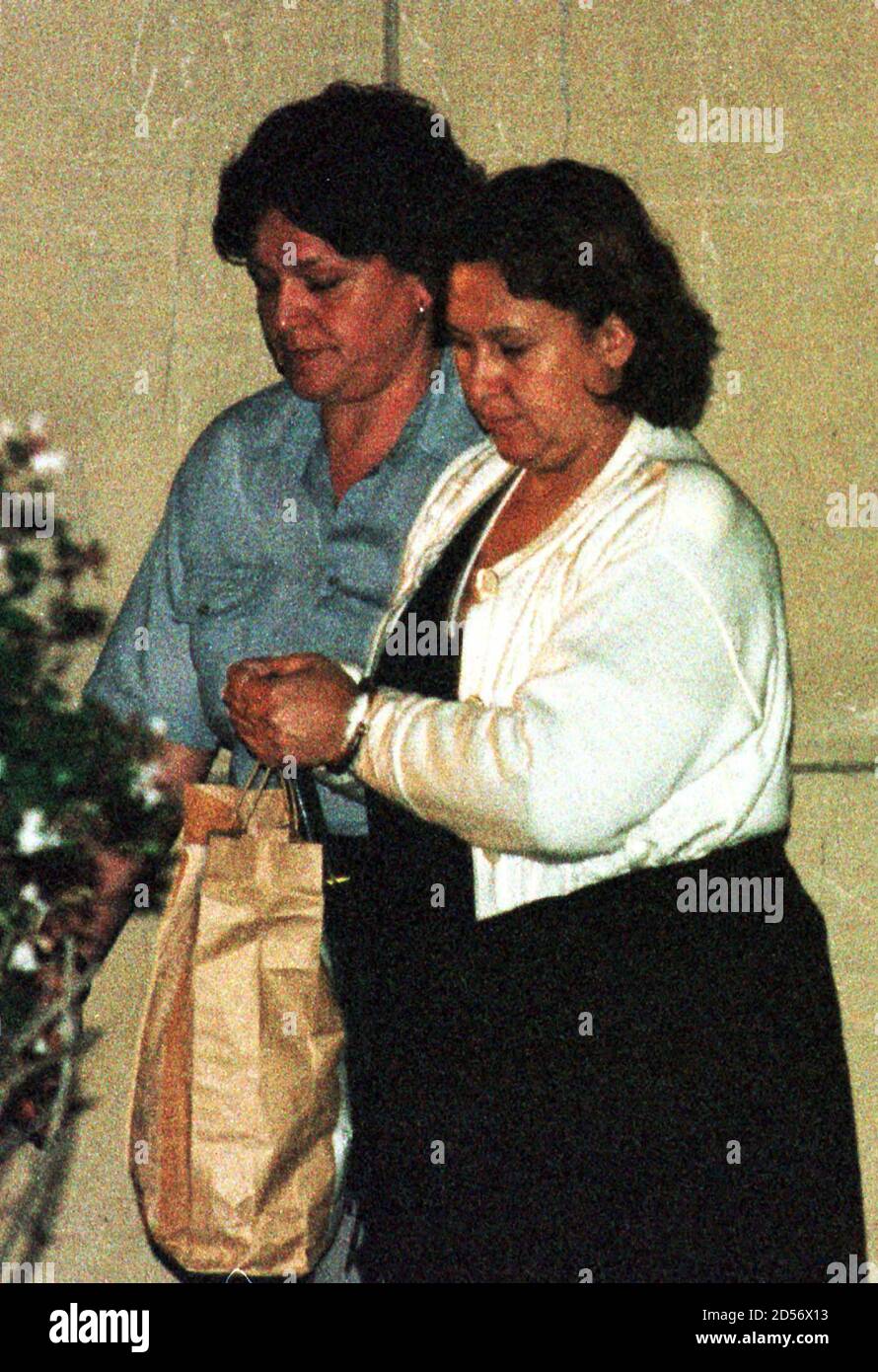 Una mujer de la policía Argentina escolta a Victoria Henao (R), viuda del  señor colombiano de la droga Pablo Escobar a un tribunal federal en Buenos  Aires a principios de noviembre de