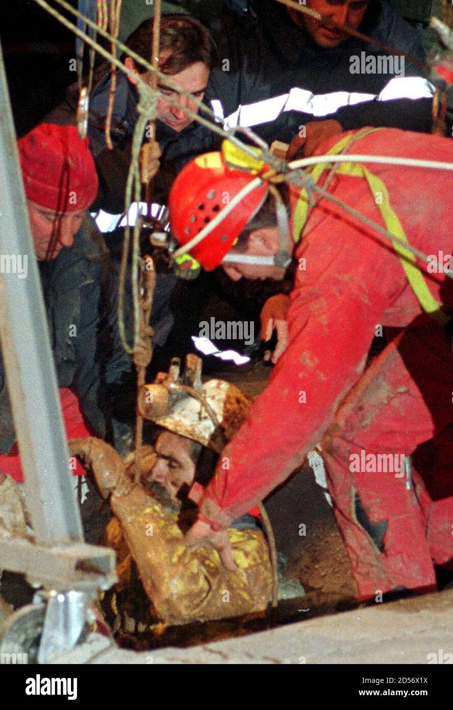Yvon Cazal uno de los siete cavadores bloqueados por el agua cerca de Gramat en el suroeste de Francia, es izado a la seguridad a través de un taladro artificial por los rescatadores a finales de noviembre de 21. Los espeleólogos fueron rescatados después de 10 días atrapados en una caverna subterránea. JD/ Foto de stock