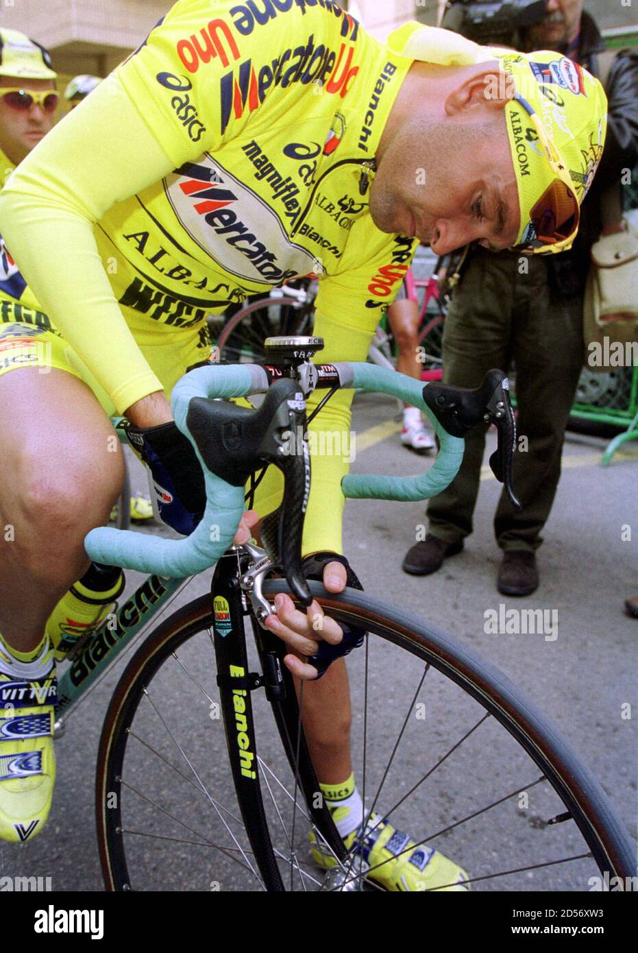 El ciclista italiano Marco Pantani comprueba su neumático delantero al  inicio de la primera etapa de la carrera ciclista Tour of Valencia el 22 de  febrero. Pantani vuelve a competir por primera