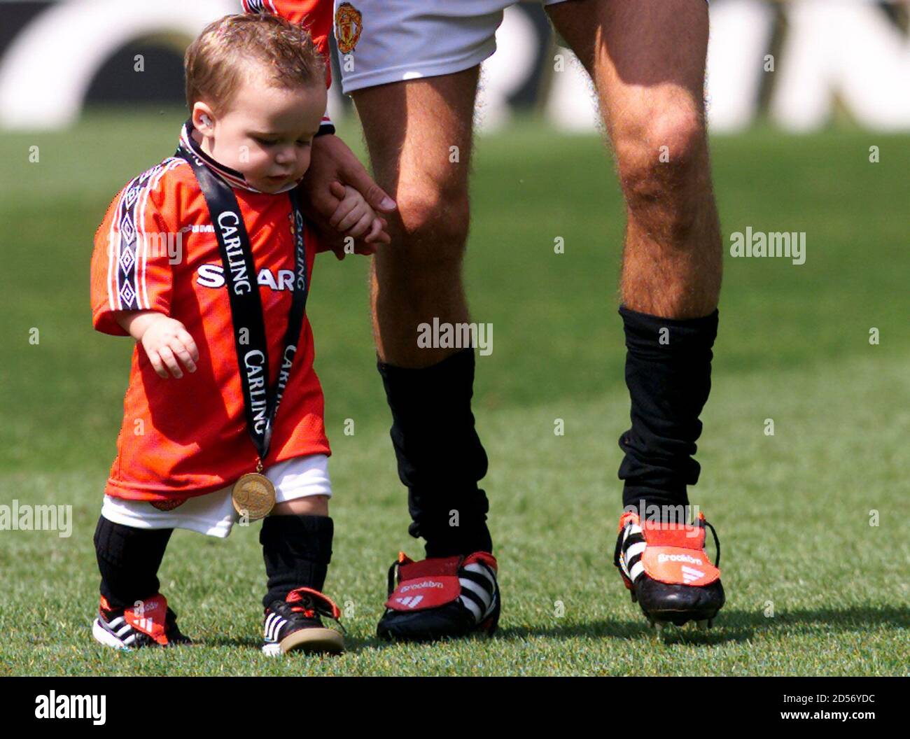 David Beckham, de Manchester United, celebra haber ganado la Premiership de  la FA con su hijo Brooklyn (L) después del juego contra Tottenham Hotspur  el 6 de mayo. Las botas de Beckham (