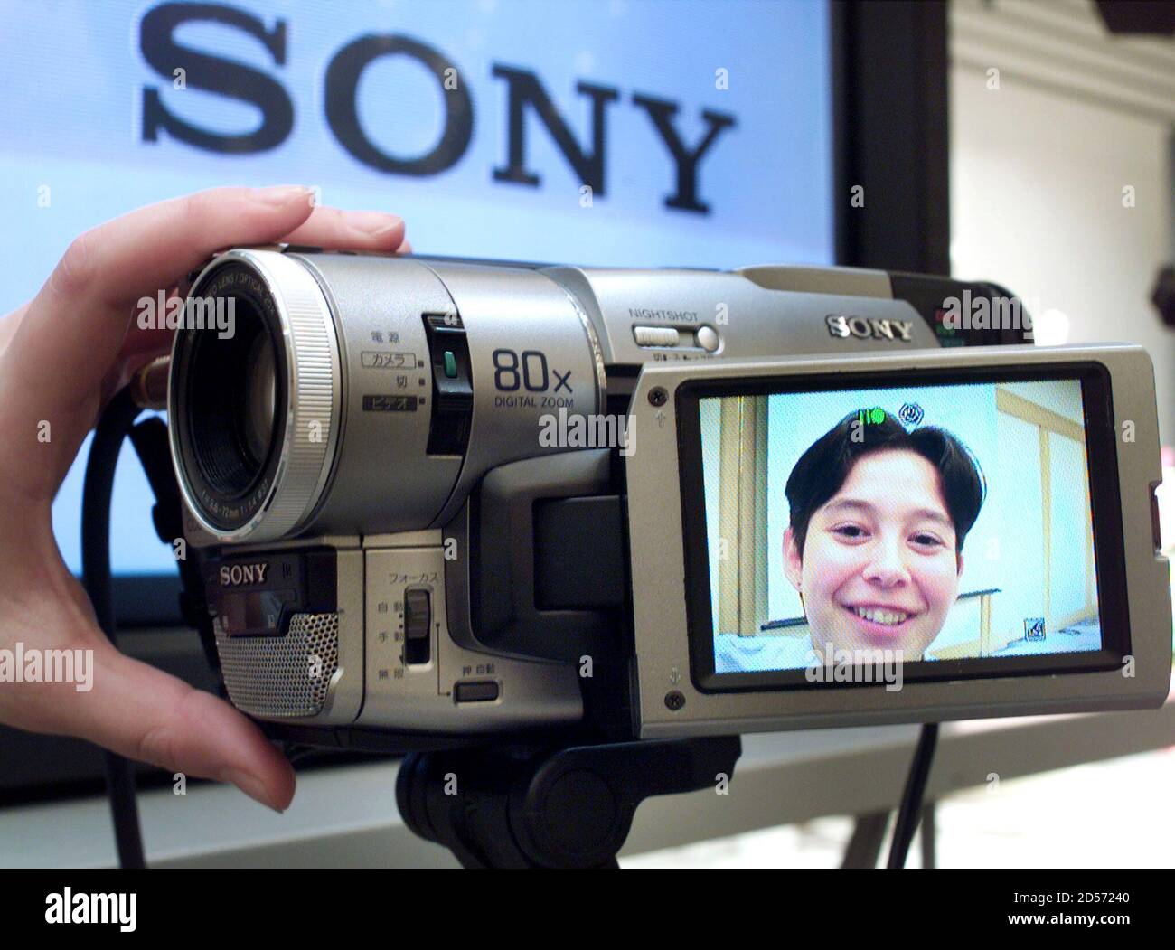 Erika Marcus, empleado de Sony Corp, muestra una nueva videocámara en Tokio  el 7 de enero, cuando el gigante de la electrónica japonesa presentó dos  videocámaras que permiten la grabación digital en