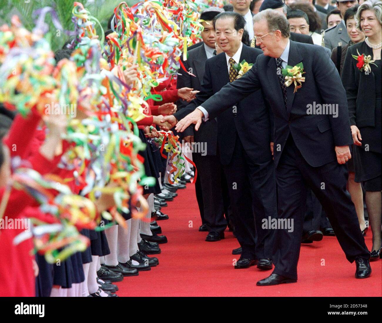 El Presidente portugués Jorge Sampaio (R) y el Vice-primer Ministro chino  Qian Qichen son recibidos por niños en la ceremonia de apertura del Centro  Cultural de Macau el 19 de marzo. China