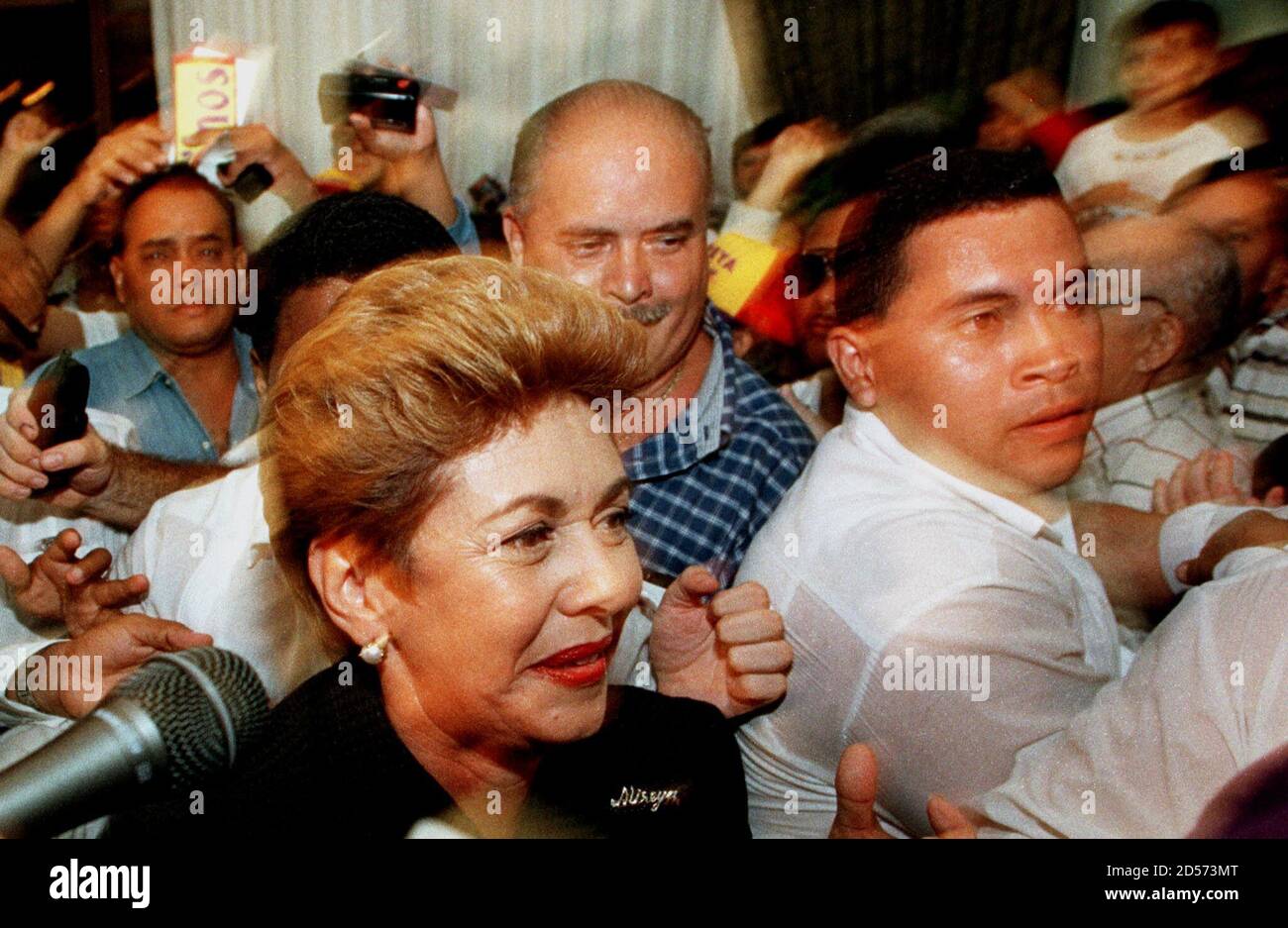 La presidenta electa de Panamá, Mireya Moscoso, llega a la sede de su  partido rodeado de partidarios después de ganar las elecciones, el 2 de  mayo. Martin Torrijos, hijo del difunto hombre