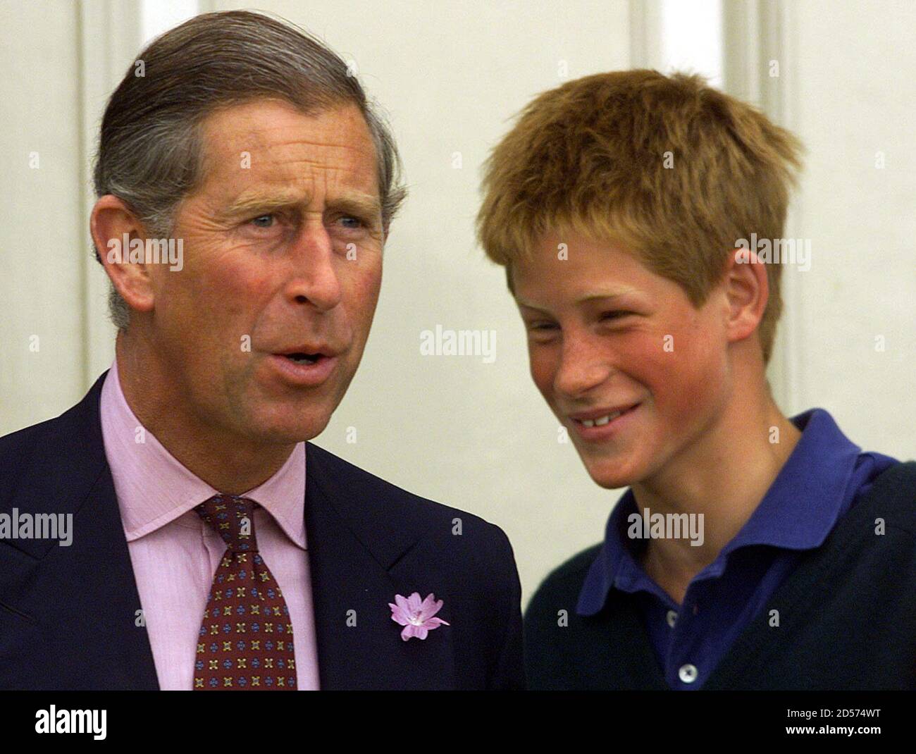El príncipe Harry y el padre el príncipe Carlos observan la primera lección  de conducción del príncipe Guillermo el 26 de julio. William, de diecisiete  años, fue enseñado por el instructor de