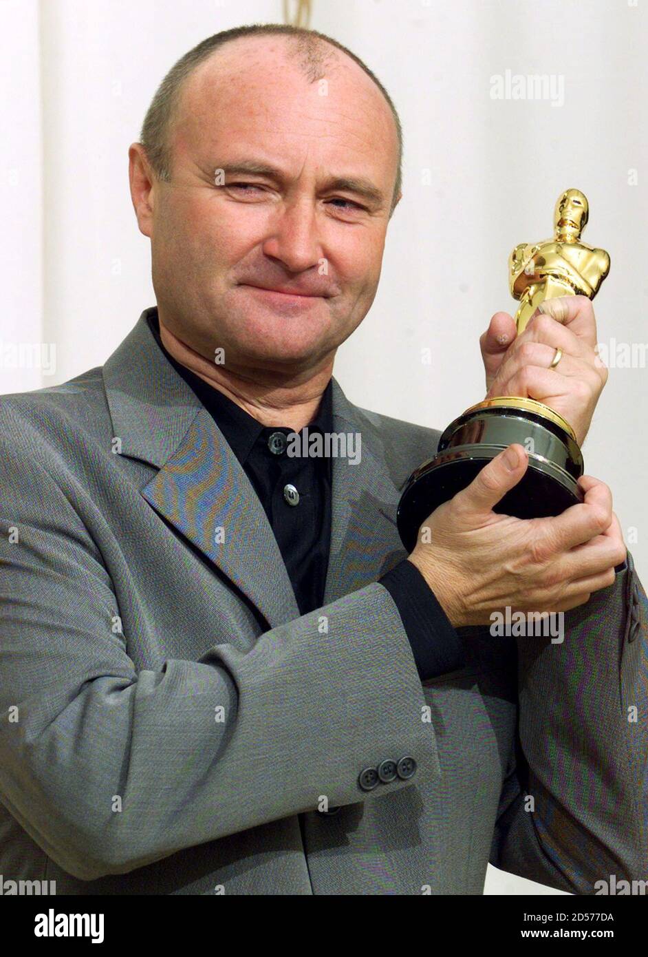 El cantante y escritor de canciones Phil Collins posan después de ganar un  Oscar en los 72º Premios anuales de la Academia en el Auditorio Shrine en  los Ángeles, marzo de 26.