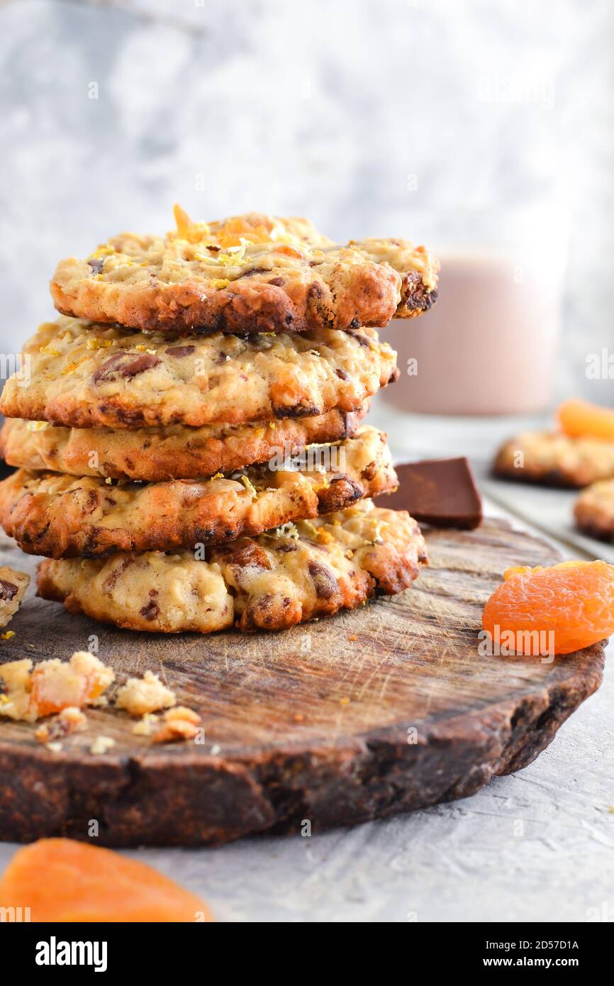 Galletas de avena. Horneado casero. Otoño concepto de galletas con albaricoques secos y chocolate. Espacio de copia. Fondo claro. Foto de stock