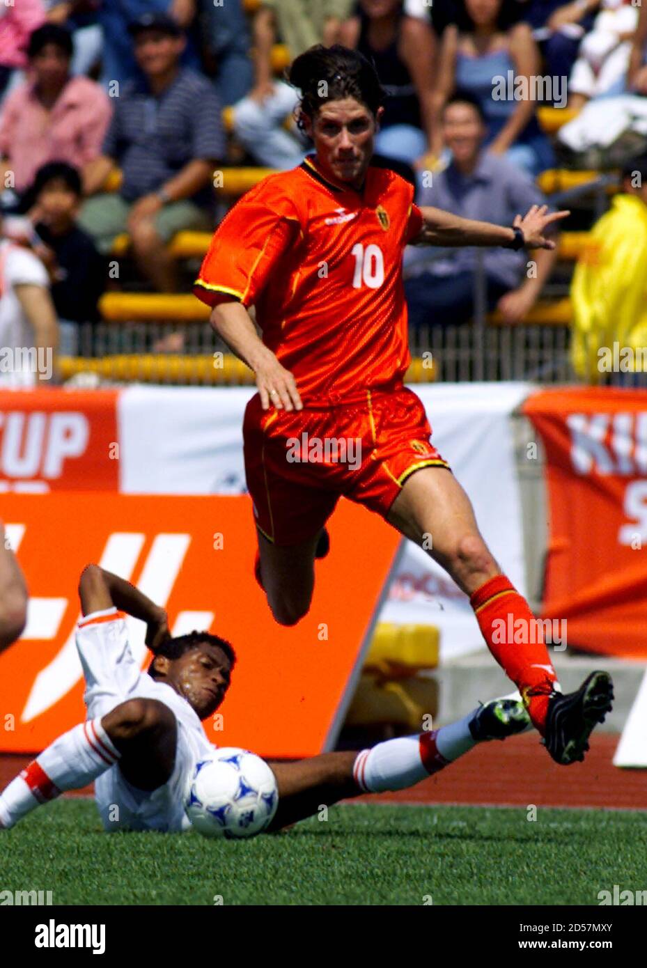 El centrocampista belga Sandy Martens (10) salta sobre el centrocampista  peruano Juan Jayo durante la primera mitad del partido inaugural del torneo  de fútbol de la Copa Kirin en Kyoto, Japón occidental,