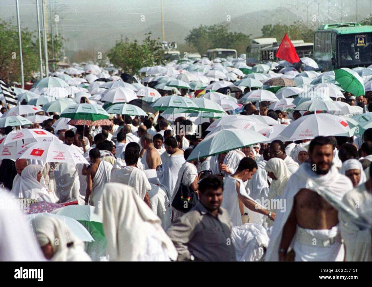 Los peregrinos musulmanes se protegen del sol con paraguas en el Monte  Arafat 15 de marzo. Más de dos millones de peregrinos oraron por perdón el  miércoles después de llegar al Monte