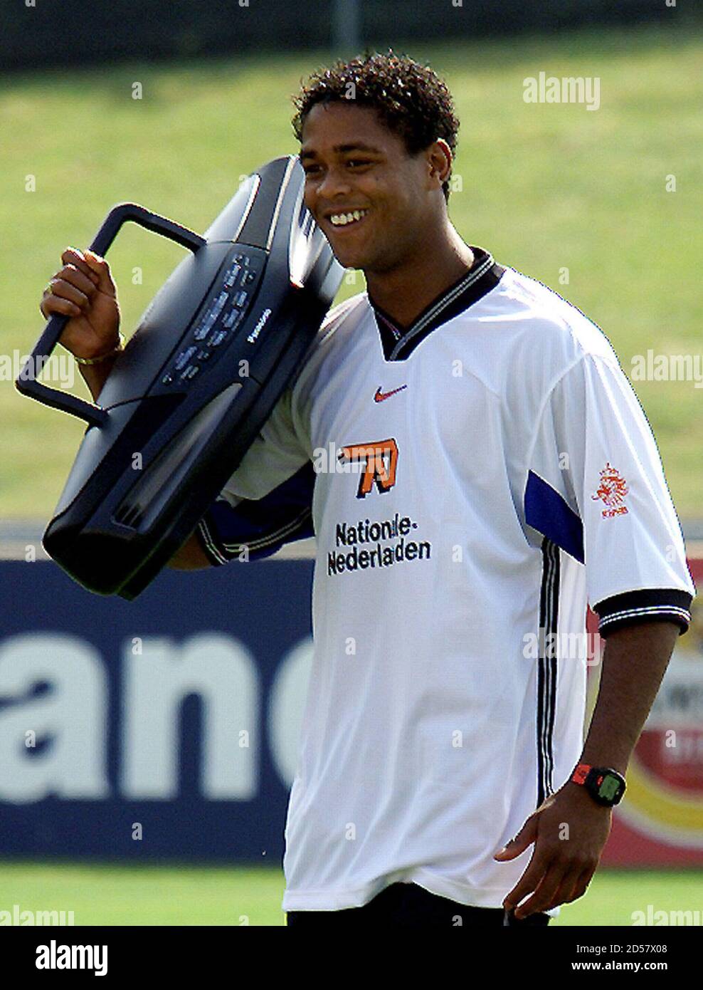 LA ESTRELLA HOLANDESA DEL FÚTBOL KLUIVERT CAMINA CON UNA RADIO DURANTE UNA  SESIÓN DE ENTRENAMIENTO DEL EQUIPO NACIONAL EN EL CENTRE SPORTIF EN NYON.  Patrick Kluivert, estrella holandesa del fútbol, camina con