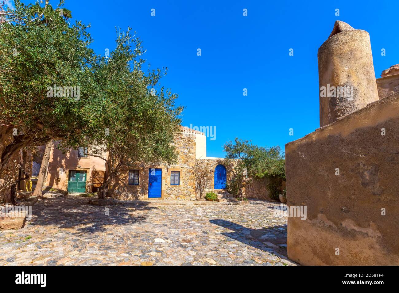 Monemvasia, Peloponeso, Grecia vista a la calle con casas antiguas con puertas azules Foto de stock