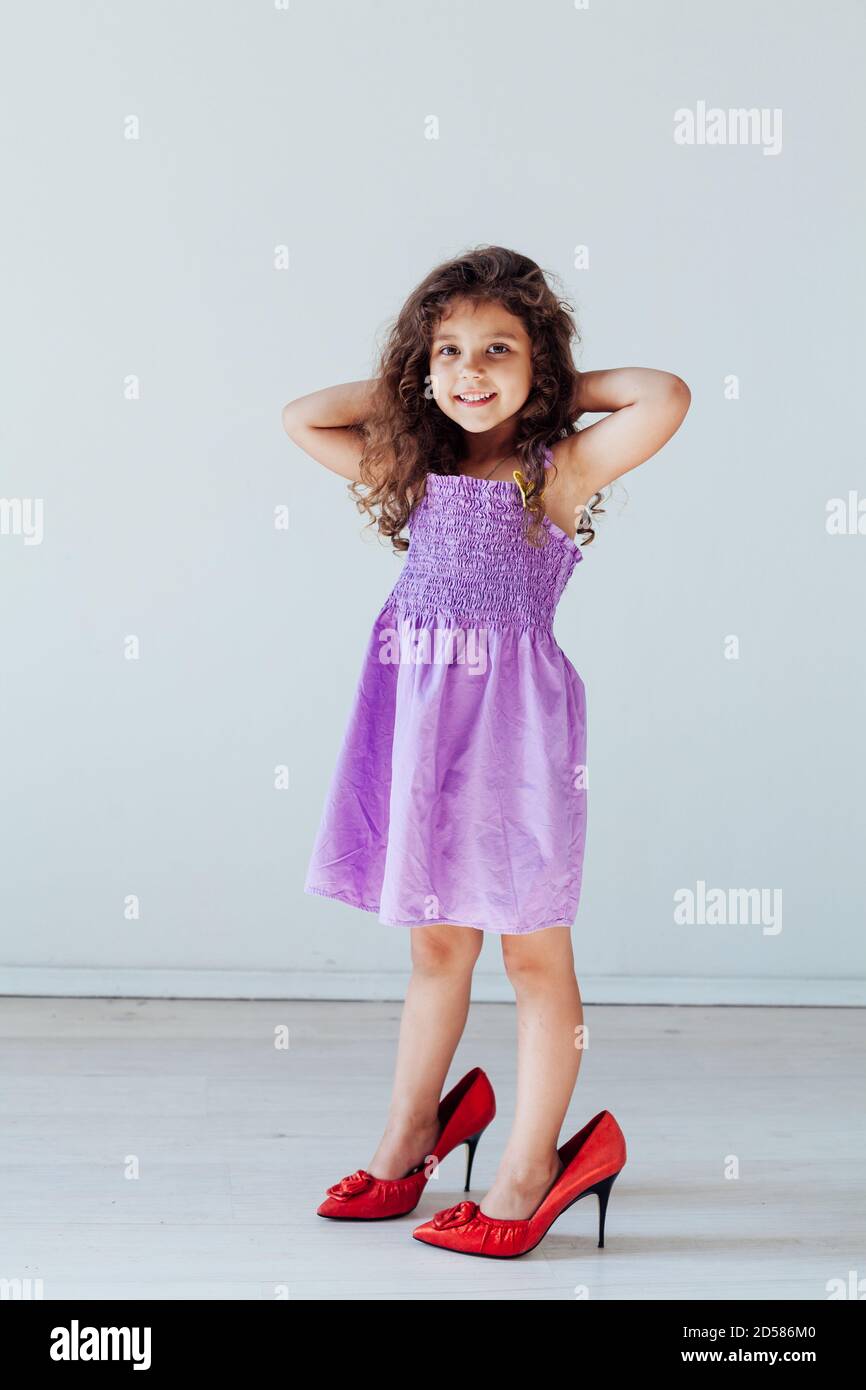 Besugo mediodía Ordenado Hermosa niña rizado de moda en los zapatos de mamá Fotografía de stock -  Alamy