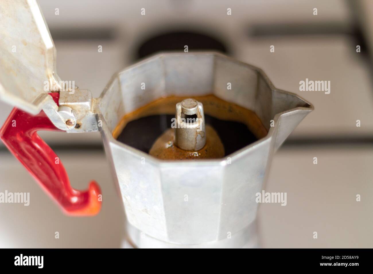 Moderna cafetera de cápsulas con taza de espresso, vainas y granos en mesa  grunge gris Fotografía de stock - Alamy