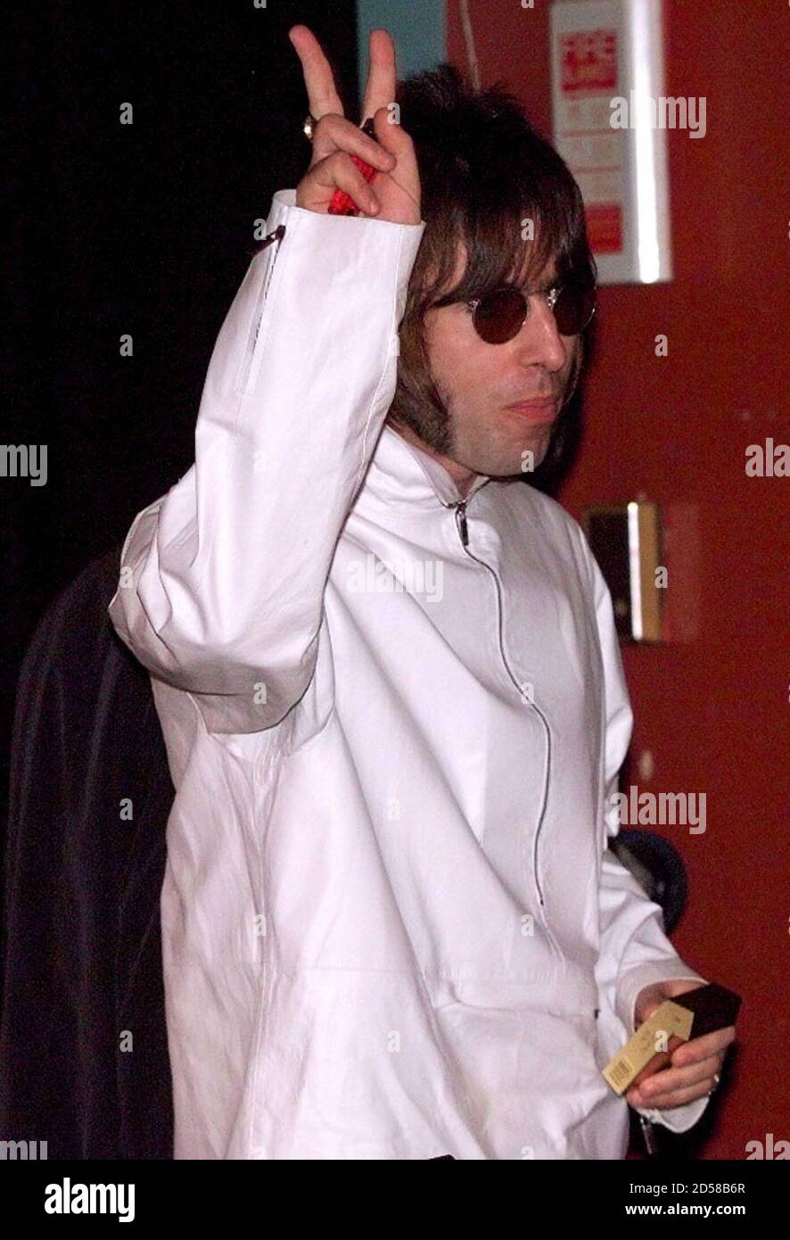 Liam Gallagher, de la banda británica de rock Oasis, da un signo de  victoria después de una conferencia de prensa en un pub en Londres el 25 de  agosto. Liam y su
