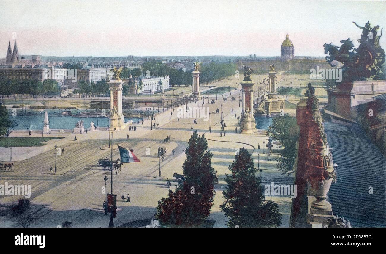 Una vista histórica del puente Alexandre III a través del río Sena, y los Invalides, 8º arrondissement, París, Francia, tomado de una postal c.1900s. Foto de stock