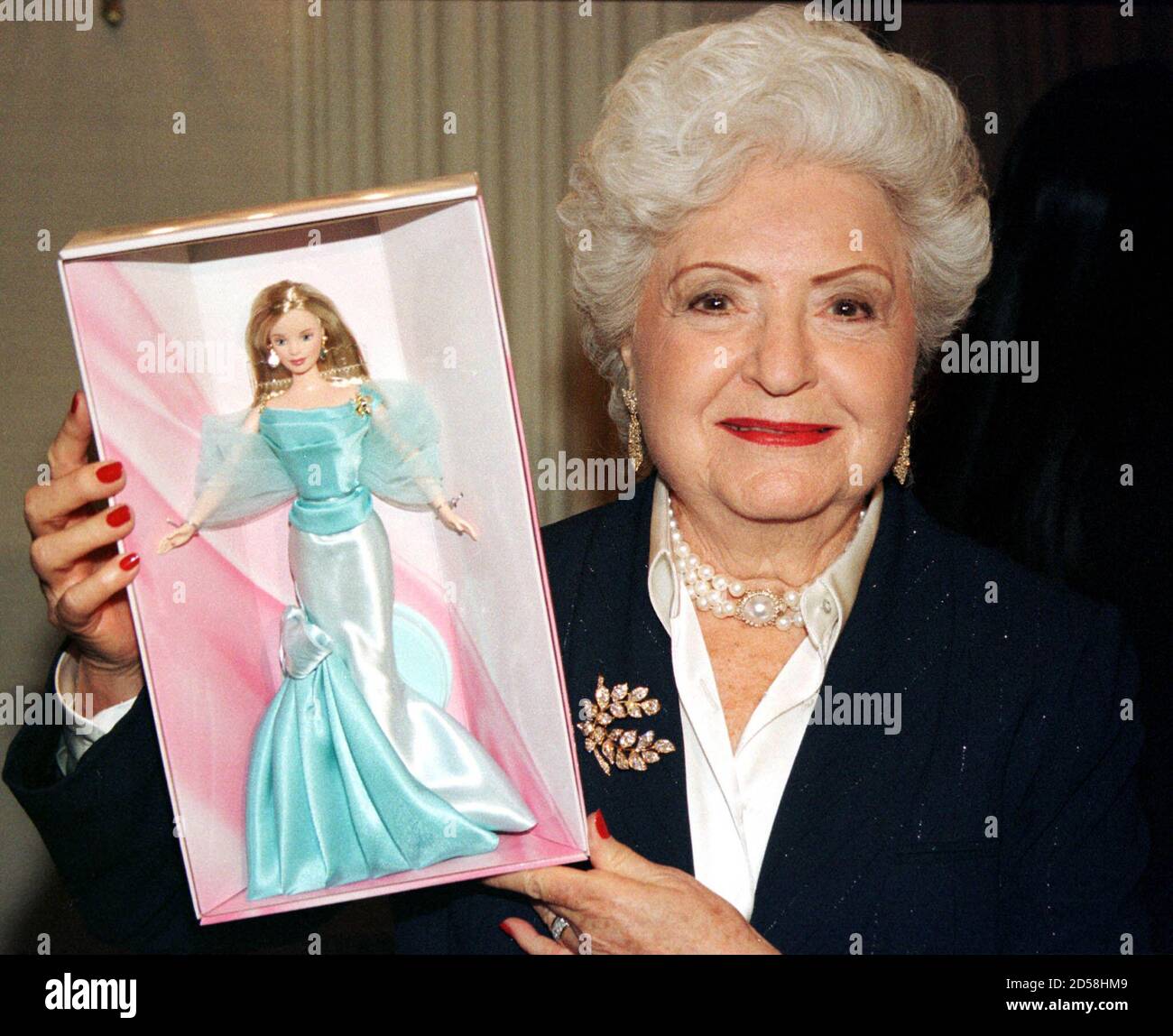 Ruth Handler, que creó Barbie, la muñeca más popular del mundo, murió el 27  de abril de 2002 a la edad de 85 años. Handler sostiene una muñeca Barbie  creada para la