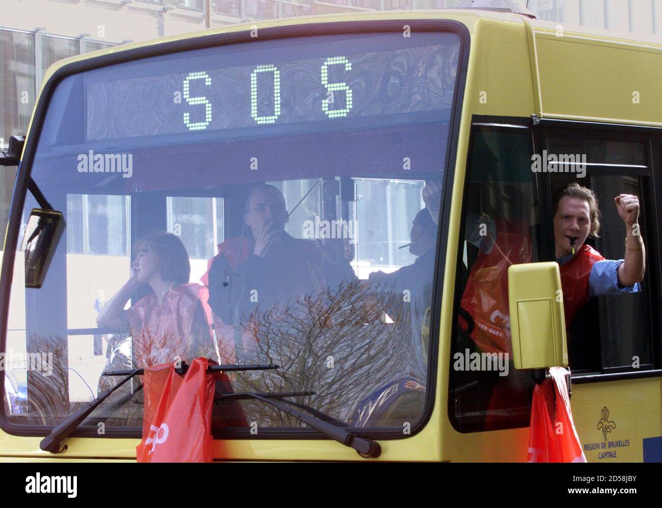 Un de autobús sacude su puño mientras de autobuses obstruyen uno de los principales bulevares de Bruselas el 31 de marzo. Los trabajadores del transporte público de Flandes, Valonia y