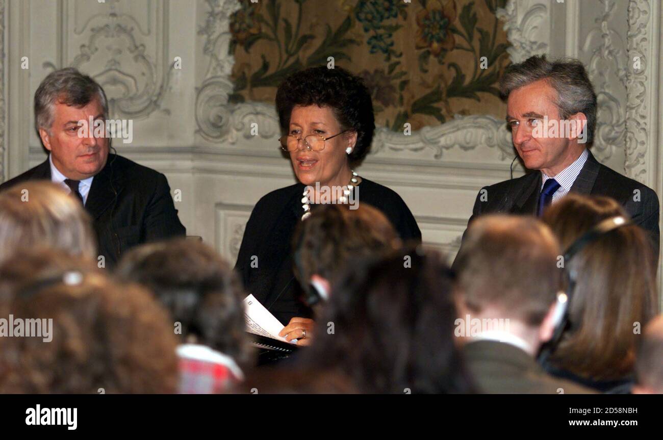 Carla Fendi, presidente de la casa de moda italiana, habla flanqueada por  Bernard Arnault, presidente de LVMH y director general de Prada, Patrizio  Bertelli, durante una conferencia de prensa el 23 de