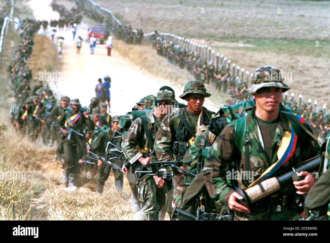 Los rebeldes izquierdistas de las Fuerzas Armadas Revolucionarias de  Colombia (FARC) patrullan por una carretera cercana a San Vicente de Caguán  9 de enero. El Gobierno y la guerrilla iniciaron conversaciones de