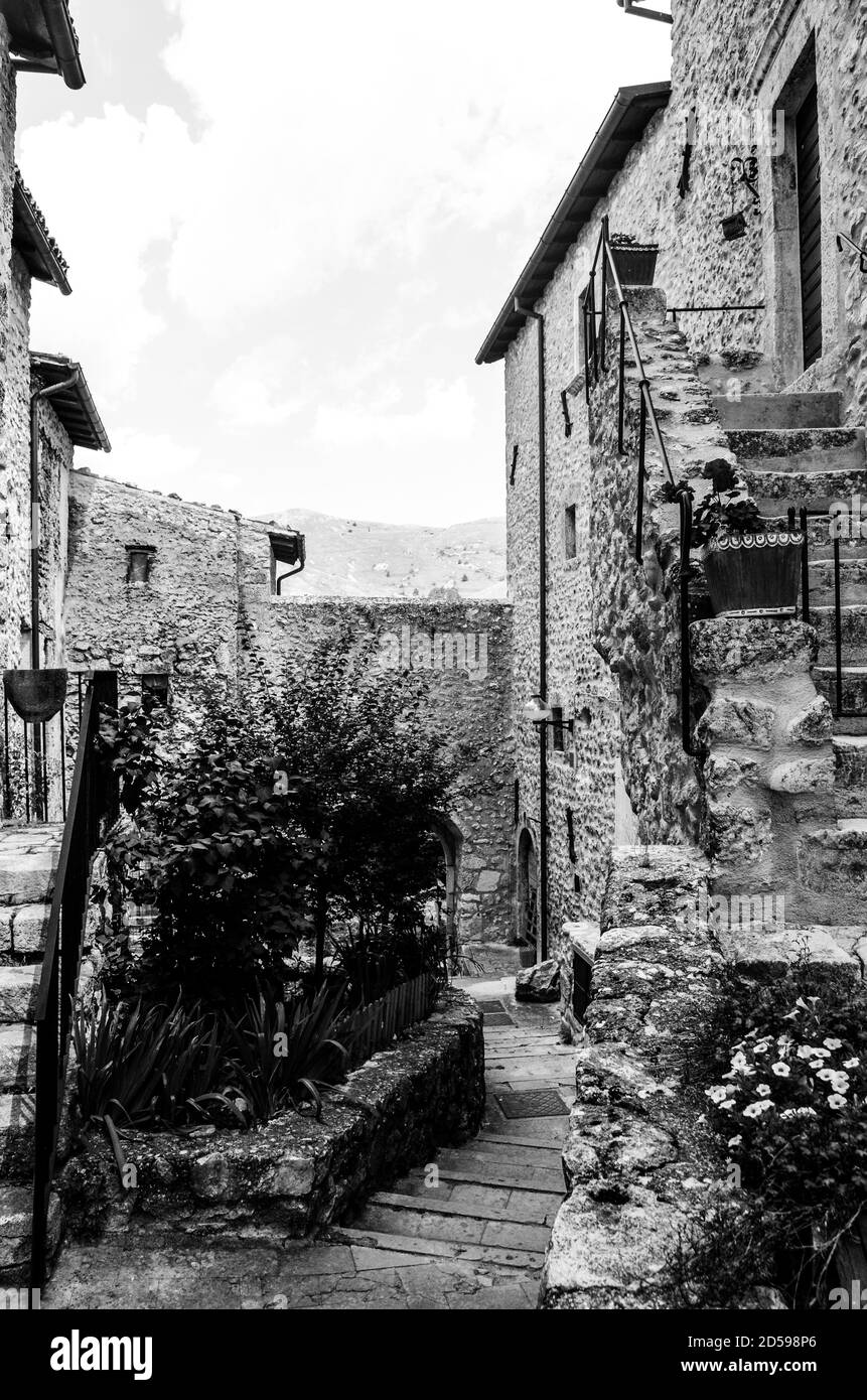 Scanno es un pueblo italiano de 1755 habitantes situado en la provincia de L'Aquila, en Abruzzo Foto de stock