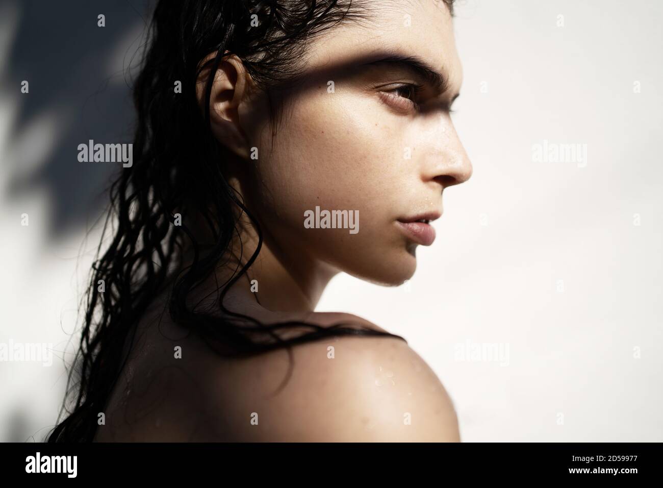 Retrato de una hermosa mujer con cabello mojado Foto de stock