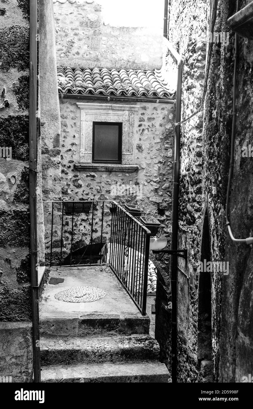 Scanno es un pueblo italiano de 1755 habitantes situado en la provincia de L'Aquila, en Abruzzo Foto de stock