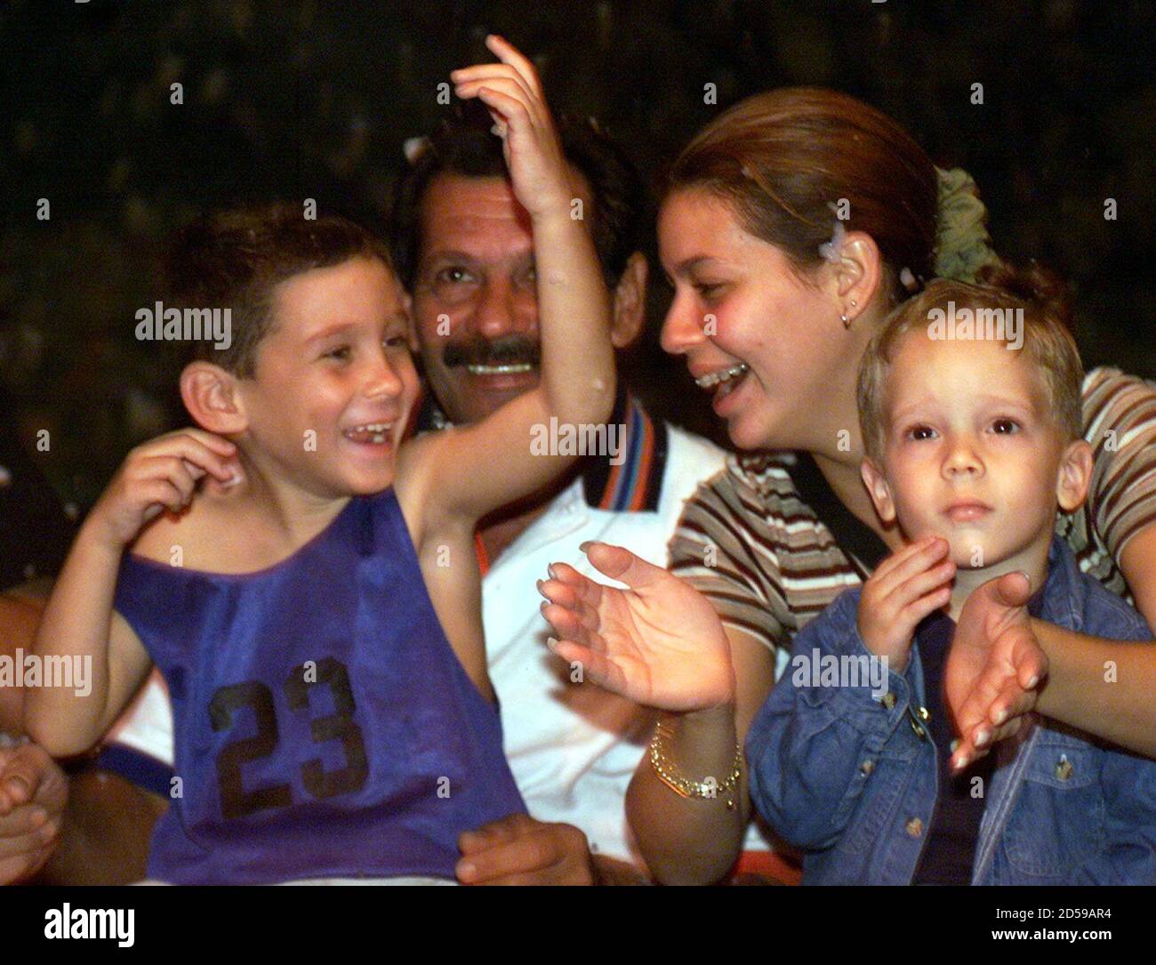 Elian Gonzalez, de 6 años, por miembros de su familia