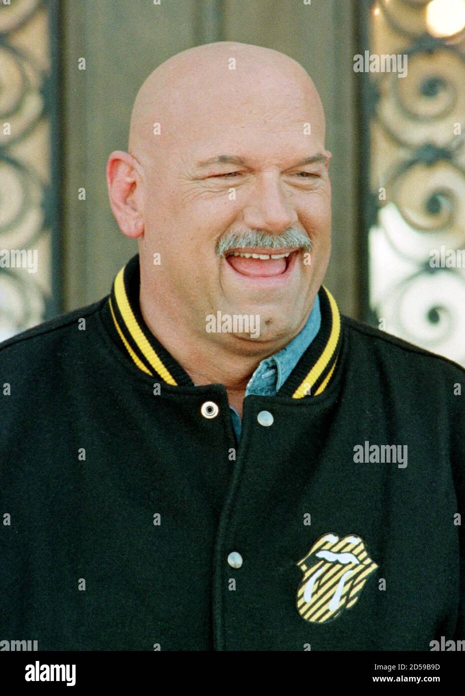 Jesse 'el cuerpo' Ventura, el ex luchador profesional convertido en gobernador de Minnesota, tomará tiempo fuera de su apretada agenda, se anunció el 16 de noviembre de 2000, para trabajar como deportista para XFL, la liga de fútbol upstart creada por World Wrestling Federation Entertainment Inc. Y la cadena de televisión NBC. Ventura, mostrado en una conferencia de prensa del 11 de febrero de 2000, trabajará el juego semanal de la liga para ser transmitido los sábados a las 8 p.m. EST a partir del 3 de febrero. GAC Foto de stock