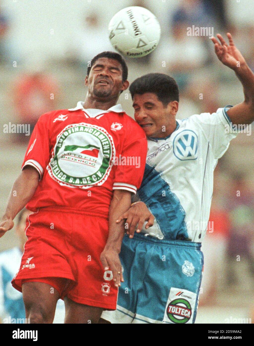 El brasileño Washington do Santos (L) del Club Toros Neza salta con el  mexicano Jafet Soto del Club Puebla, en el partido de la 16ª ronda de la  primera división en su