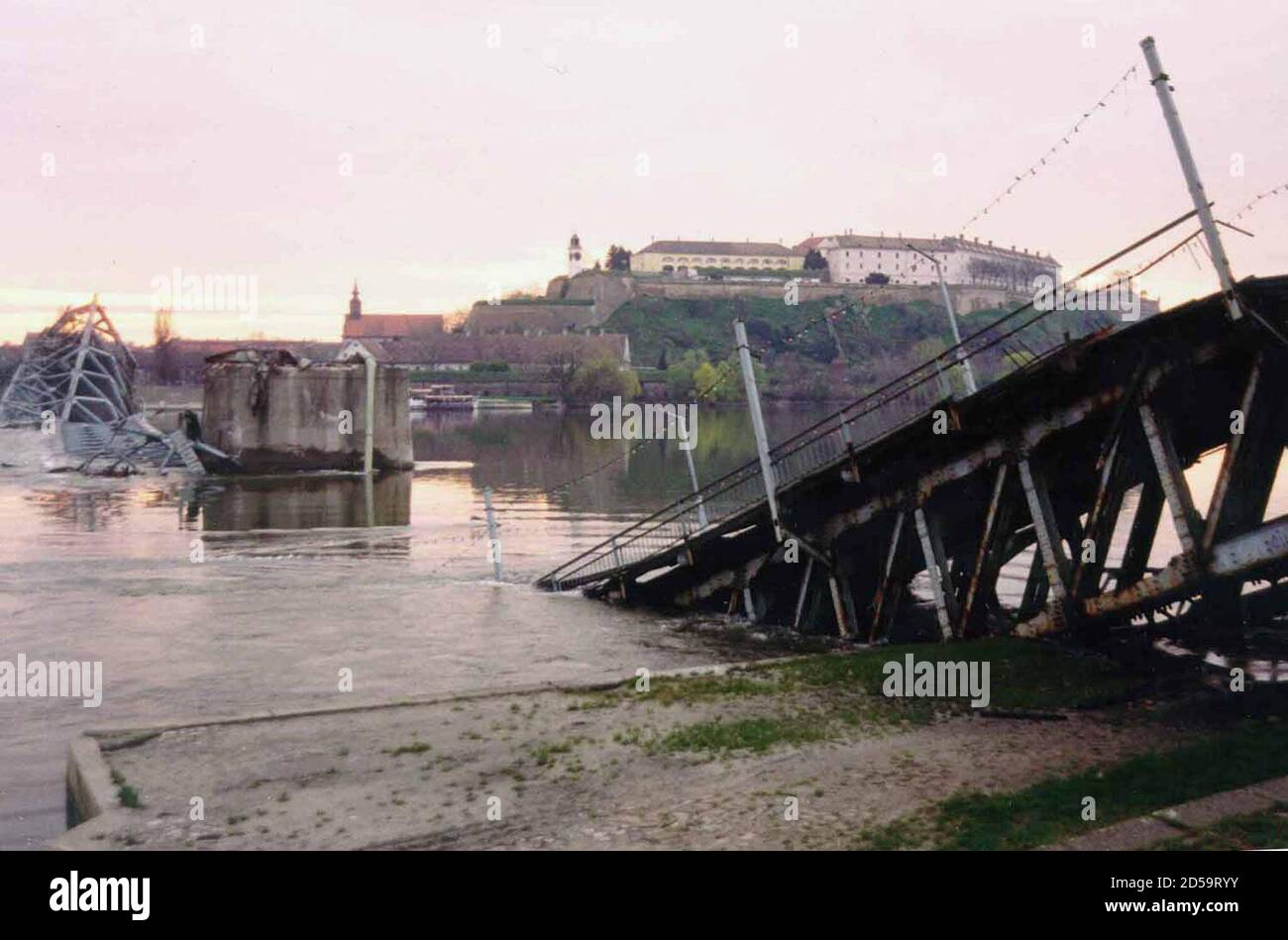 vista-del-puente-he-a-traves-del-rio-danubio-que-fue-destruido-durante-el-ataque-aereo-de-la-otan-de-anoche-en-novi-sad-a-unos-80-km-50-millas-al-norte-de-belgrado-1-de-abril-la-destruccion-del-puente-podria-bloquear-el-transporte-fluvial-a-lo-largo-del-danubio-durante-mucho-tiempo-dijo-la-comision-internacional-del-danubio-el-1-de-abril-pek-2d59ryy.jpg