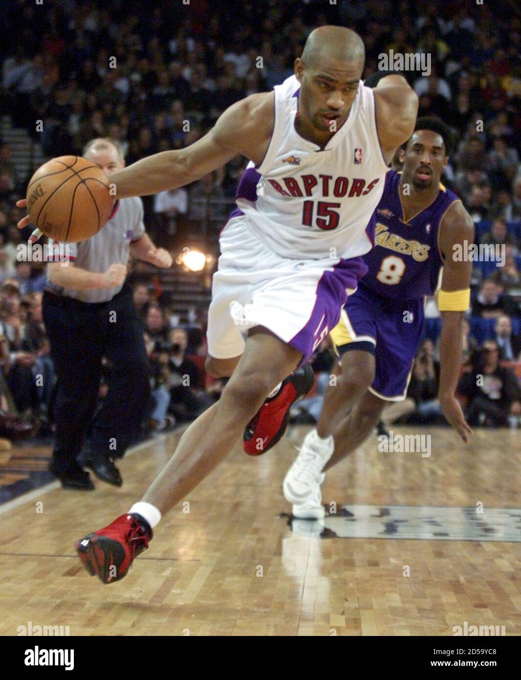 Prevención labios Abundantemente Vince Carter, estrella de la Conferencia del este de Toronto Raptors, es  perseguido por L.A. Kobe Bryant de Lakers durante el Juego de estrellas de  la NBA en el Arena de Oakland,