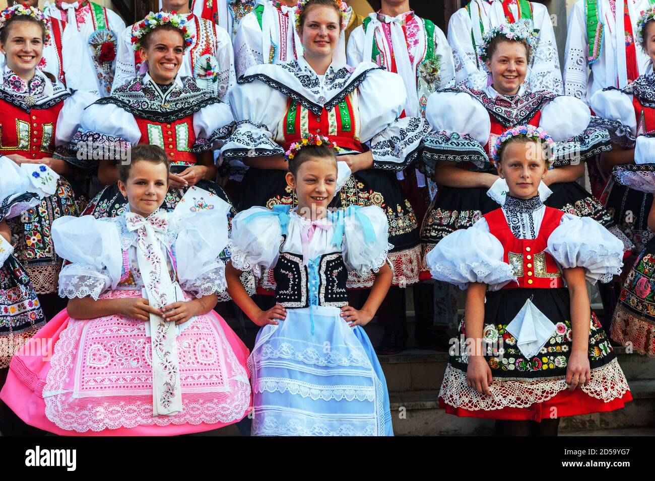 Niños y mujeres jóvenes en trajes tradicionales Europa Moravia del Sur República Checa Foto de stock