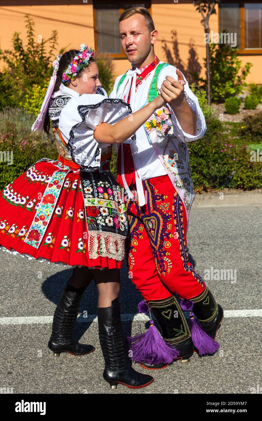 Polka baile una pareja bailando en el vestido tradicional folklore checo  Moravia del Sur bailarines de la República Checa Fotografía de stock - Alamy