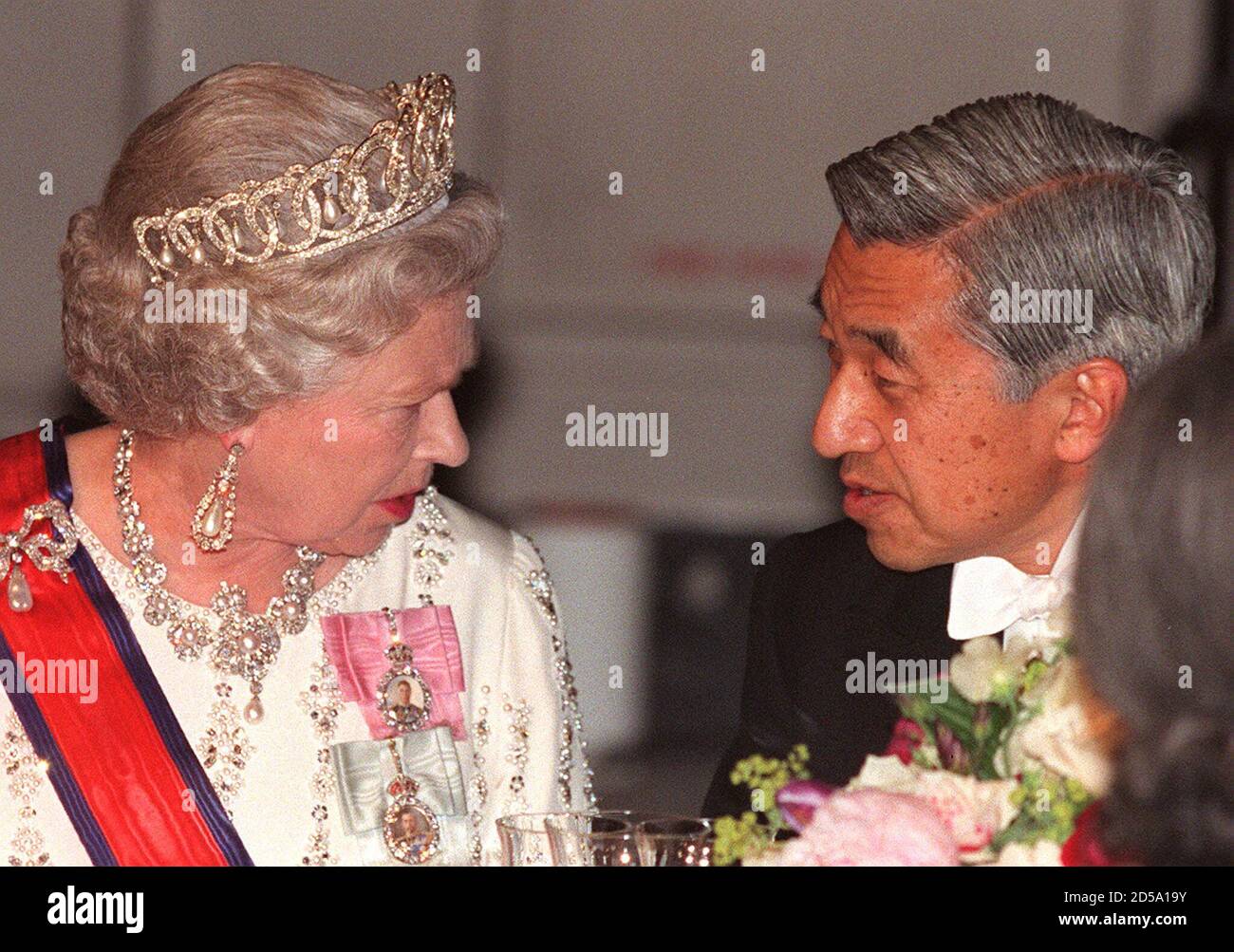 El Emperador de Japón Akihito (R) en conversación con la Reina Isabel de  Gran Bretaña durante un banquete que organizó en el Victoria and Albert  Museum de Londres el 28 de mayo.