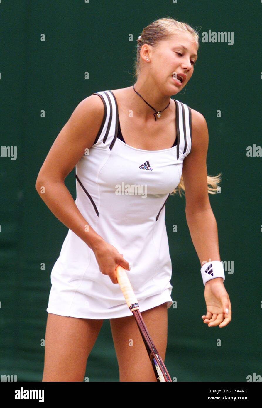 La rusa Anna Kournikova reacciona después de perder un punto durante su cuarta ronda de partido contra Venus Williams de los EE.UU. En Campeonato Tenis de Wimbledon el 30 de