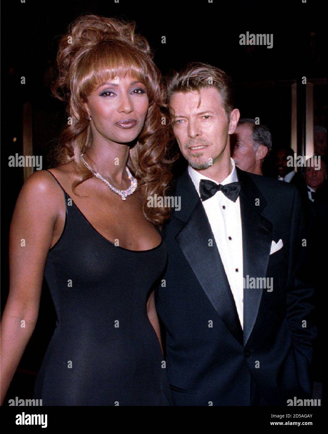 El modelo Iman y su marido estrella de rock David Bowie llegan En el 13  Consejo
