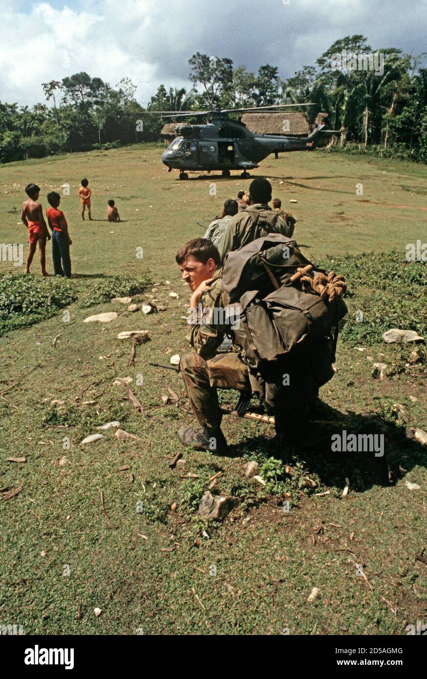 Soldados del Ejército Británico esperando a subir a bordo del helicóptero de la Fuerza Aérea Real durante los ejercicios de la selva, Belice, Centroamérica, 1980 Foto de stock