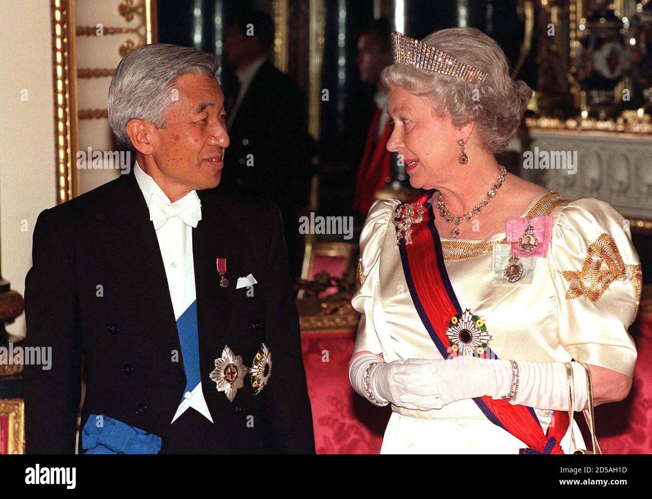 La Reina Isabel II (R) de Gran Bretaña conversa con el emperador japonés  Akihito antes de entrar en el Salón de banquetes del Estado en el Palacio  de Buckingham el 26 de