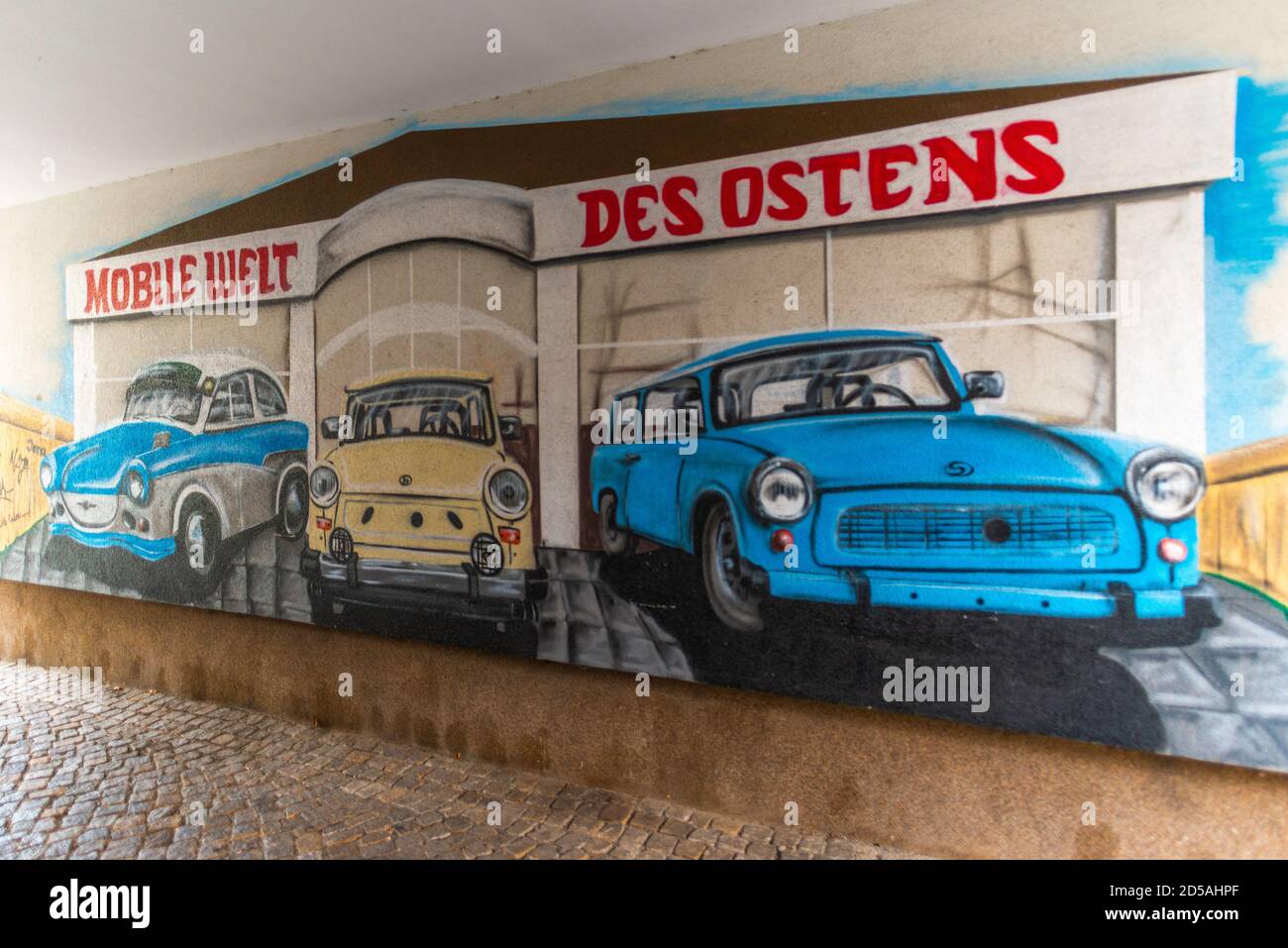 Graffiti de los coches del este de Alemania Trabant y Wartburg, Calau, Oberspreewald o Alto Spree Bosque, Brandeburgo, Alemania del este, Europa Foto de stock