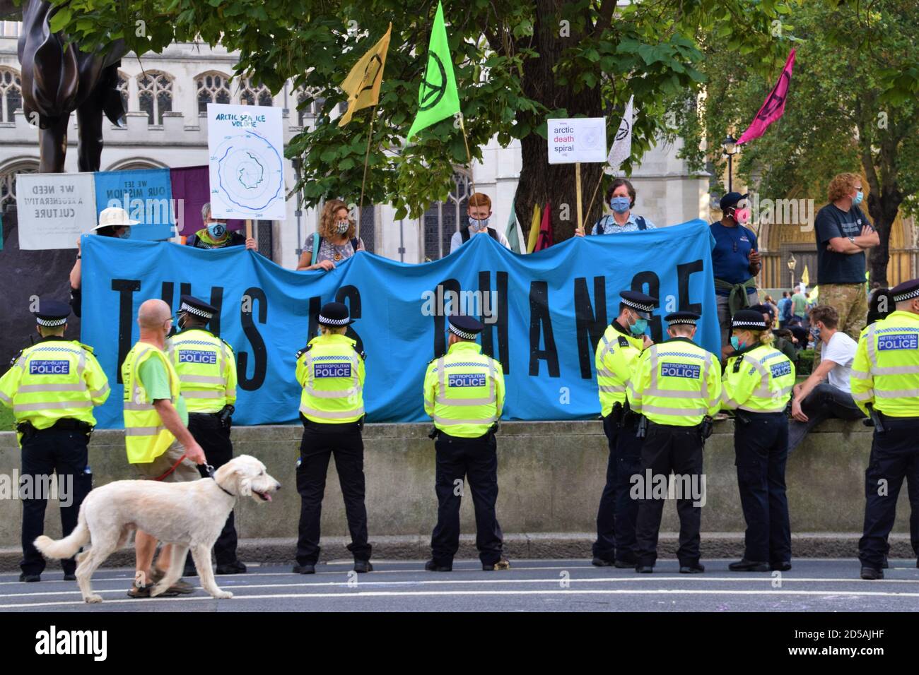 Extinción rebelión contra el cambio climático y la agricultura animal protestan en Parliament Square, Londres, septiembre de 2020 Foto de stock