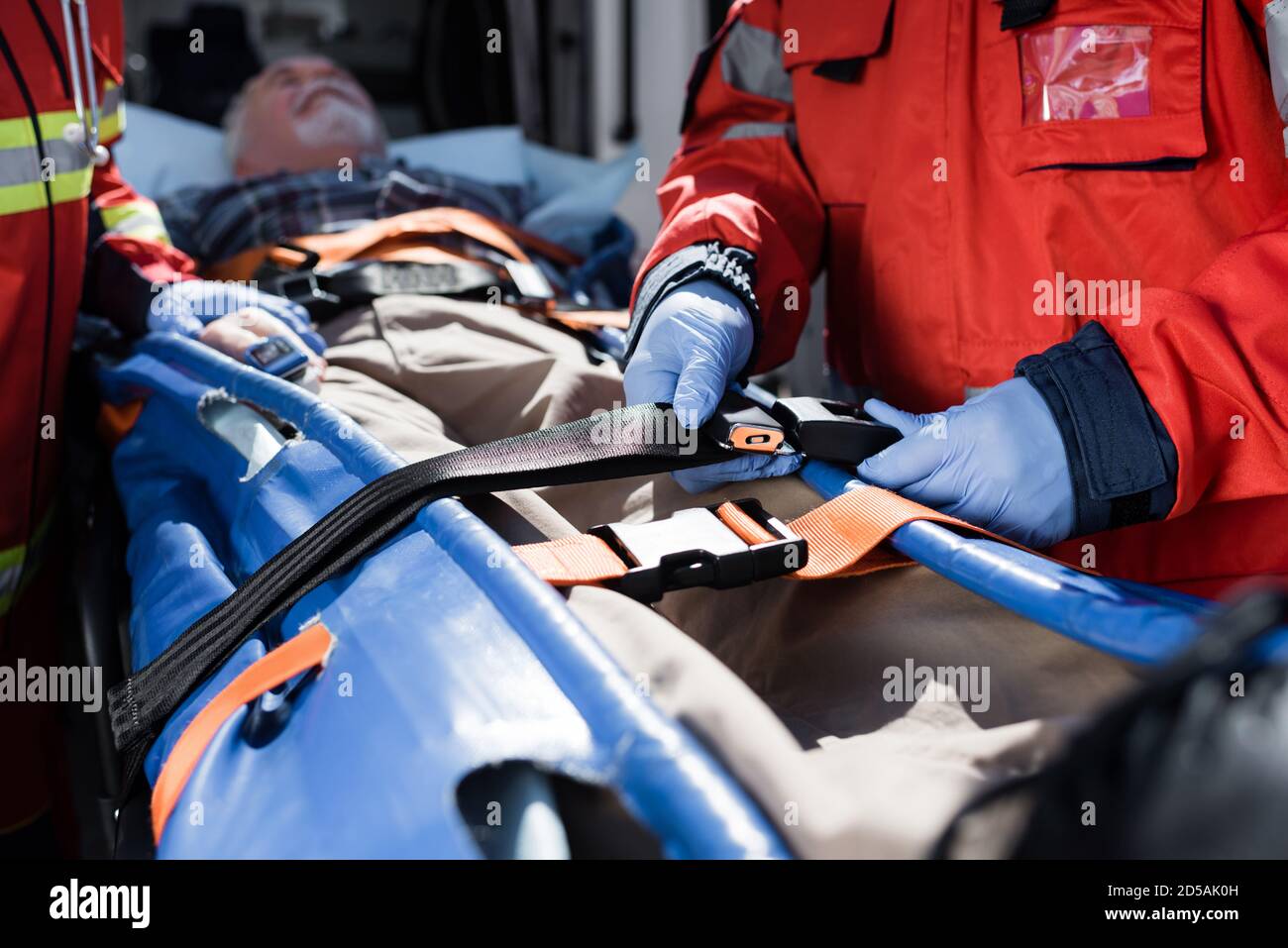 Enfoque selectivo del cinturón de bloqueo paramédico cerca del paciente en  la camilla cerca de un coche de ambulancia Fotografía de stock - Alamy