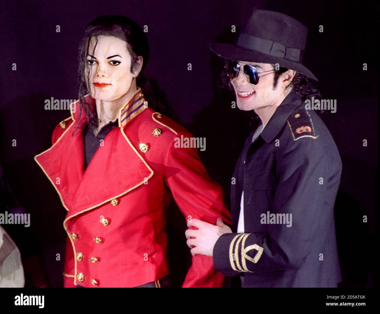 La estrella pop estadounidense Michael Jackson (R) posará junto a su doble  de cera en el Museo Grevin Abril 19. Jackson inauguró el modelo ejecutado a  partir de cuatro cuadros.el cantante ofreció