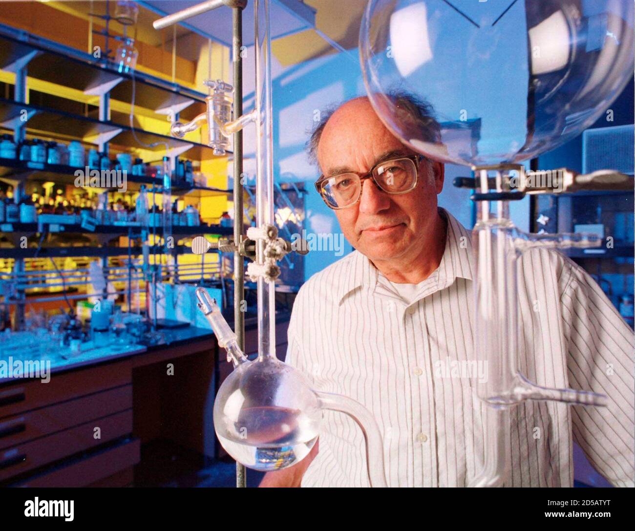 El profesor Stanley Miller de la Universidad de California, San Diego,  plantea en su laboratorio el aparato Miller-Urey que co-inventó, usado para  fabricar aminoácidos bajo condiciones primitivas de la tierra, el 12