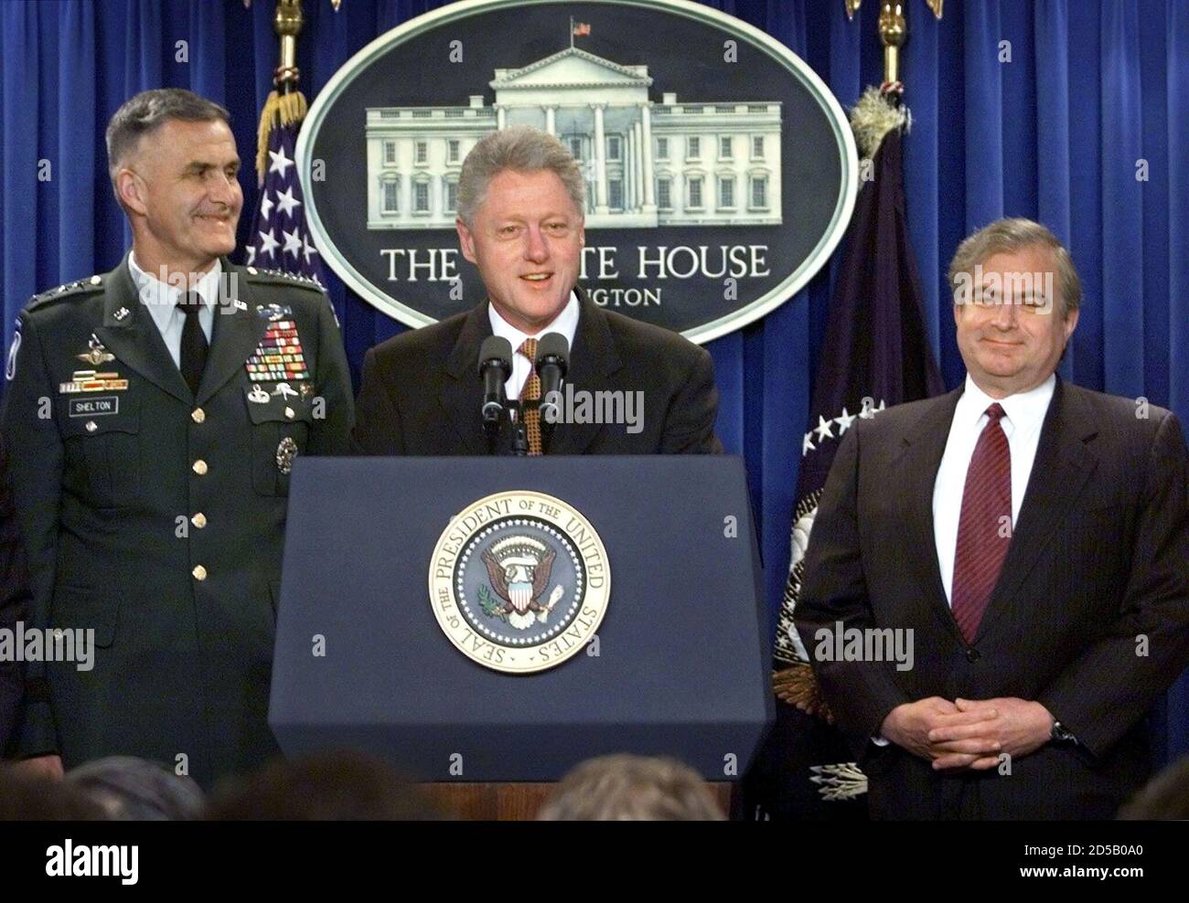 El presidente estadounidense Bill Clinton hace una declaración con su  equipo de seguridad nacional sobre la suspensión del bombardeo en  Yugoslavia durante una conferencia de prensa en la Casa Blanca, en junio