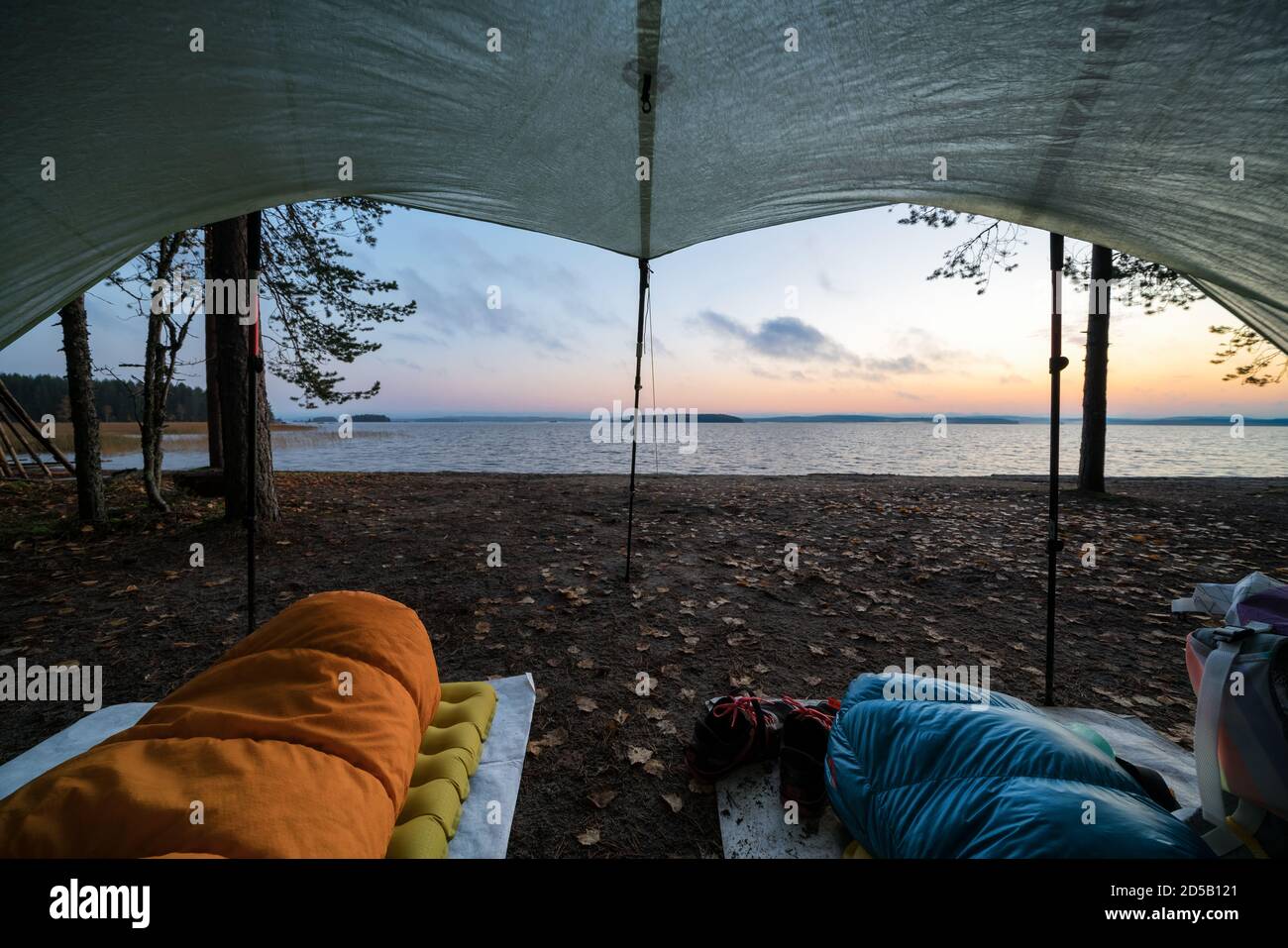 Campamento Tarp en el Parque Nacional Koli, Joensuu, Finlandia Foto de stock