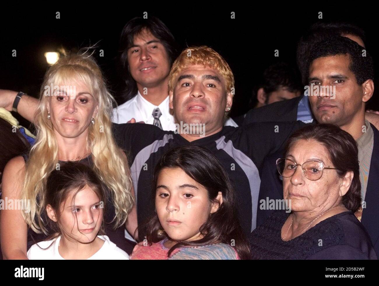 El futbolista argentino Diego Armando Maradona (C), su esposa Claudia  Villafane (L), sus hijas Yanina Dinora (L inferior) y Dalma Nerea, y su  madre Tota de Maradona posan para fotógrafos durante una