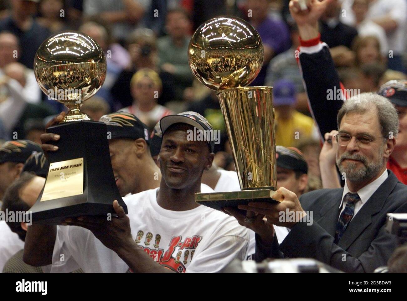 Phil Jackson(R), entrenador de Chicago Bulls, tiene el trofeo Larry o'Brien  y Michael Jordan tiene su trofeo MVP después de que derrotaron a Utah 87-86  para ganar el campeonato de la NBA
