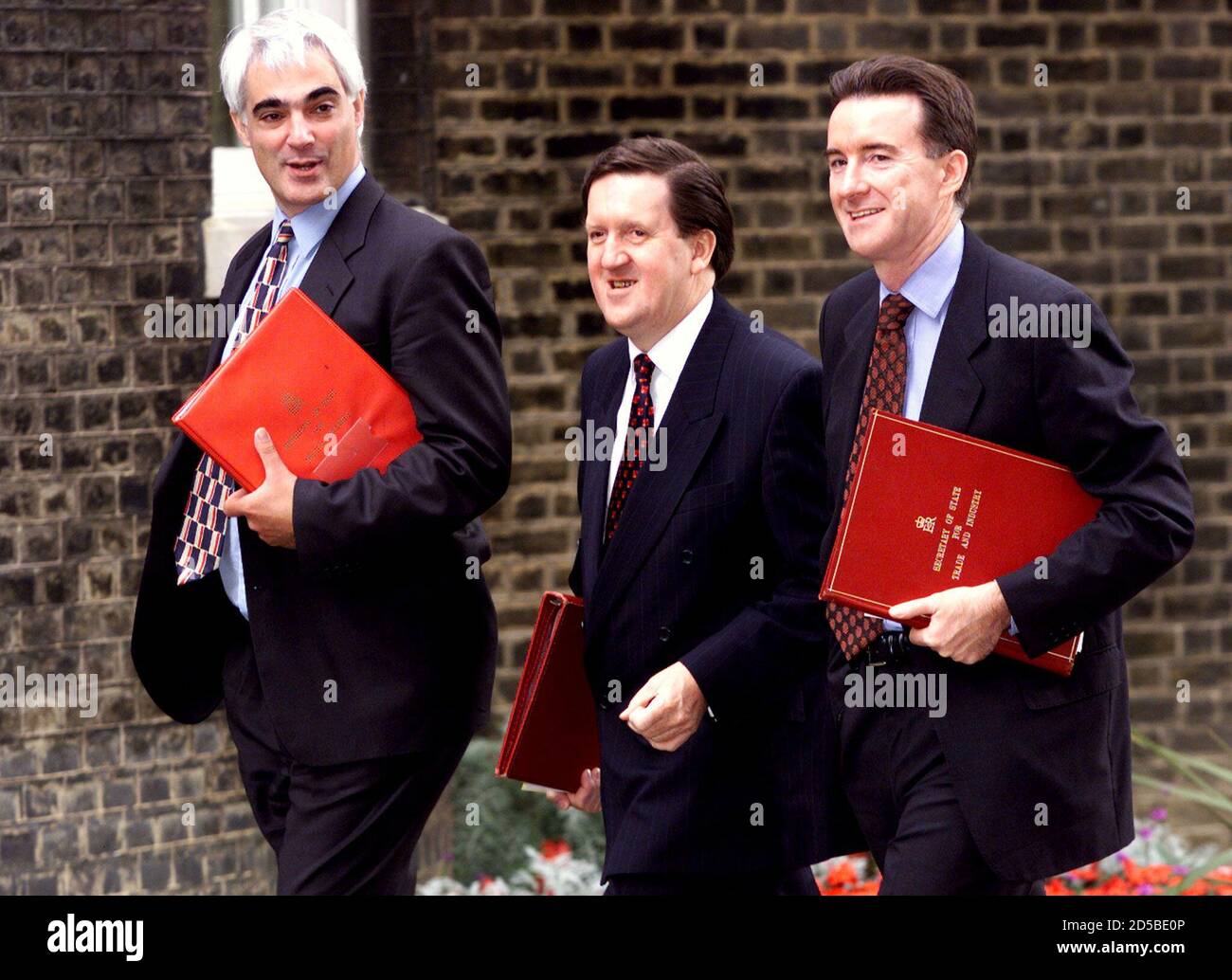 El nuevo Secretario de Estado de Comercio e Industria Peter Mandelson (R)  llega con el Secretario de Estado de Defensa George Robertson (C) y el  Secretario de Estado de Seguridad Social Alistair