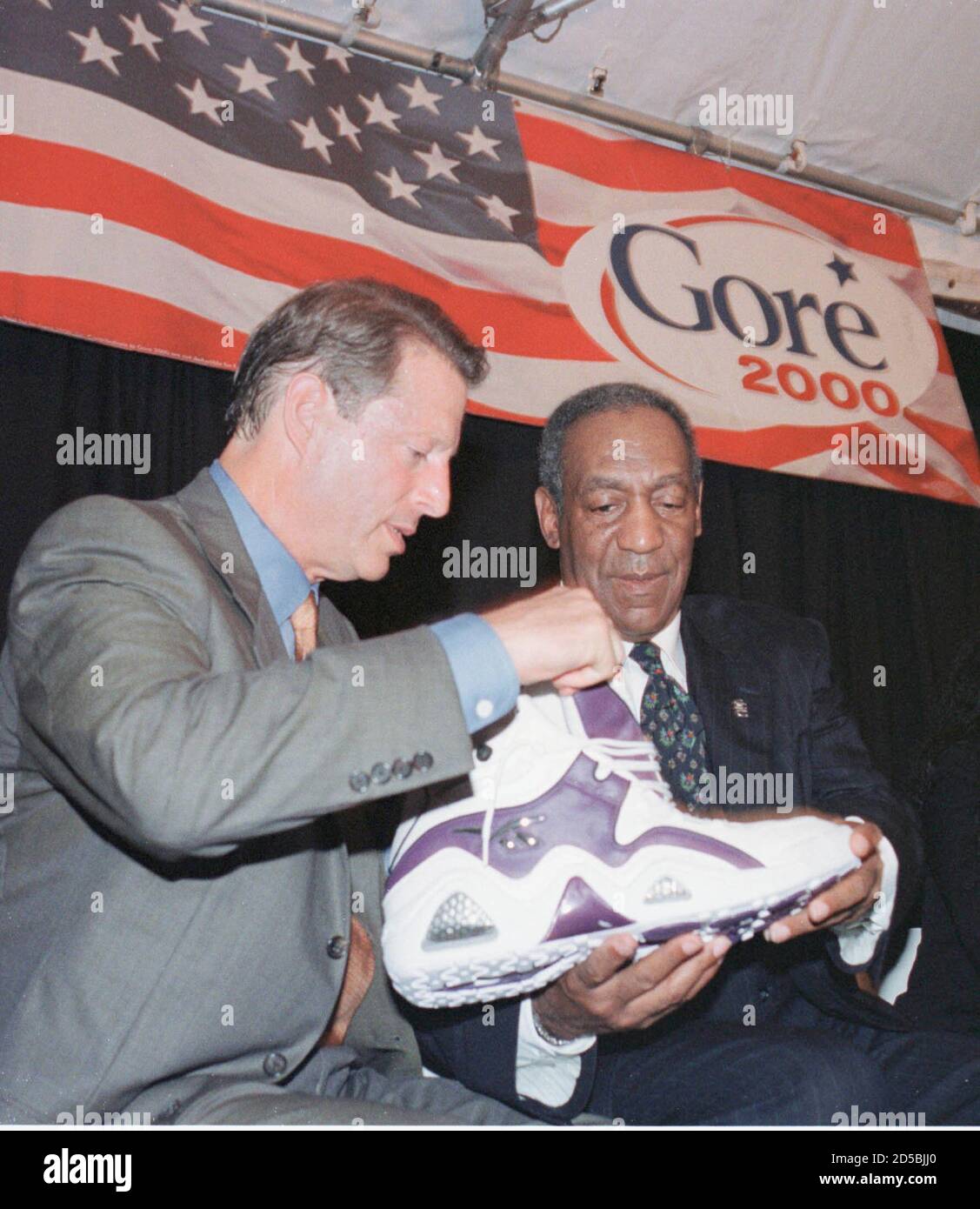 El vicepresidente al Gore (L) y el animador Bill Cosby examinan uno de los  dos zapatos de baloncesto usados y hechos a medida durante una recaudación  de fondos de Gore2000 en Bethesda,