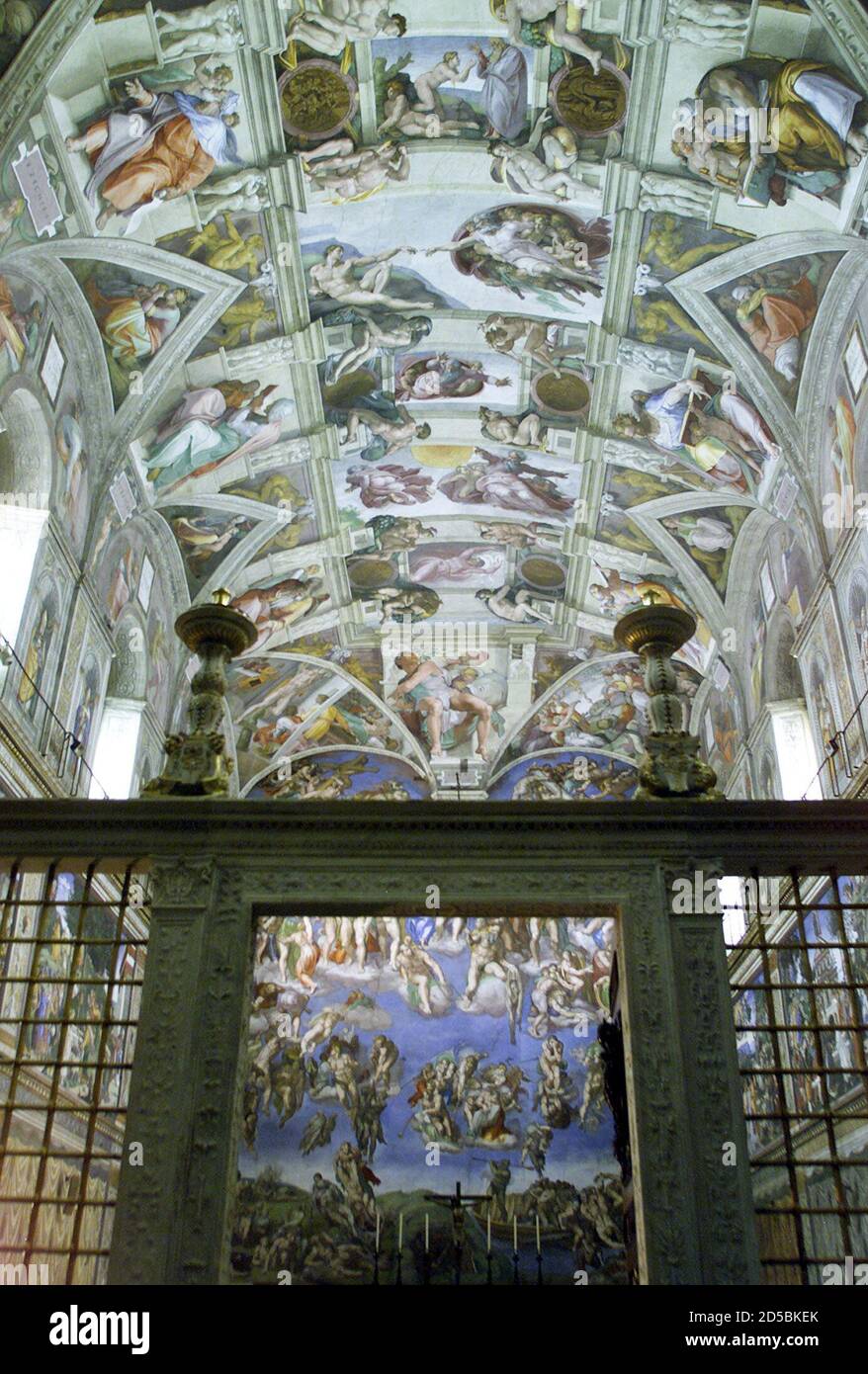 Una vista de la capilla Sixtina del siglo XV totalmente restaurada con el  'juicio final' de Miguel Ángel se ve el 10 de diciembre, después de  completar una renovación de 20 años